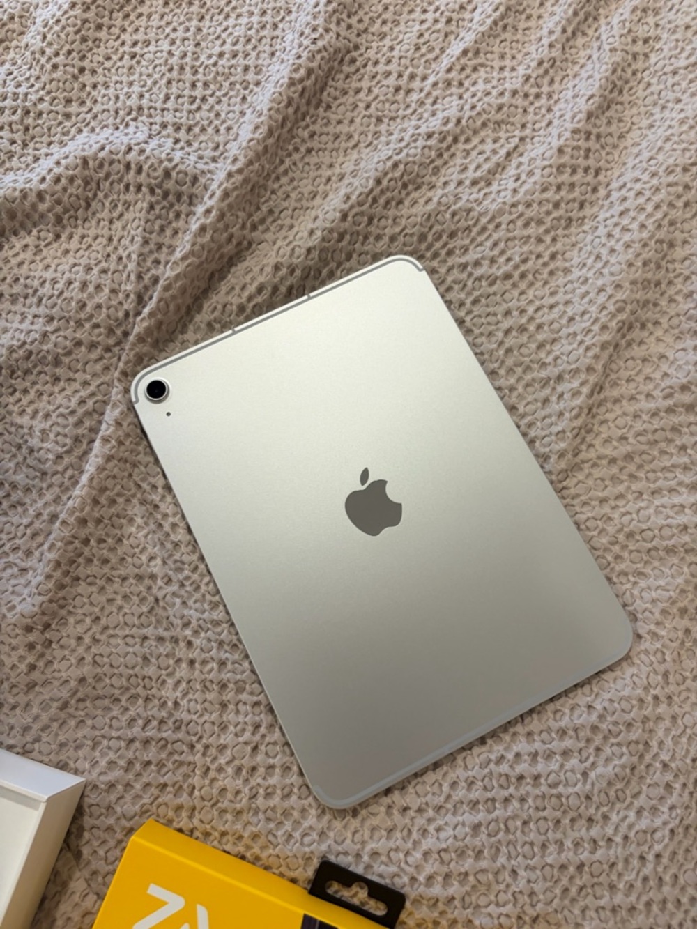 iPad 16 + Keyboard Case - Picture 3 of 4